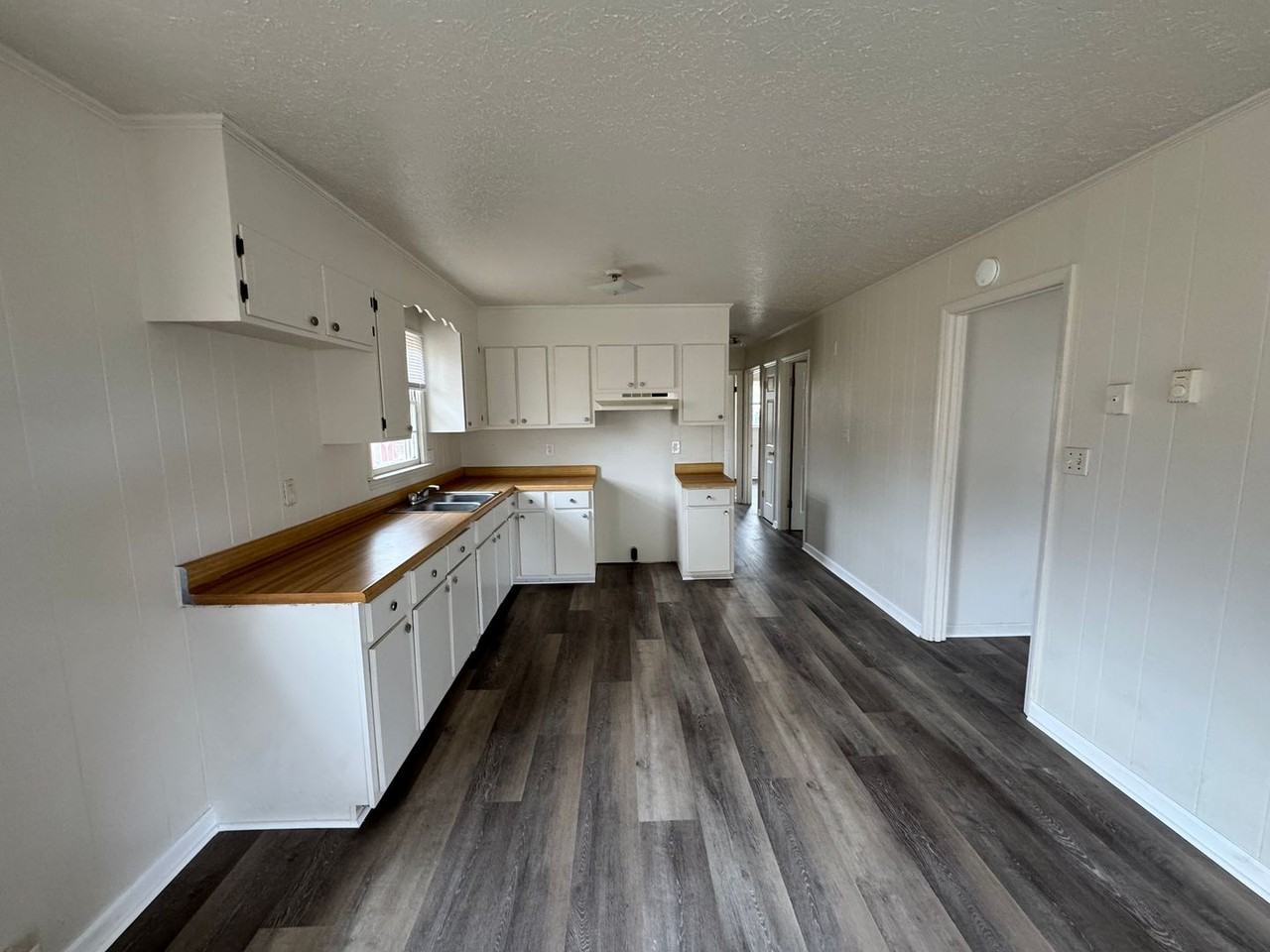 1400 Newton St - Photo 5 of 33