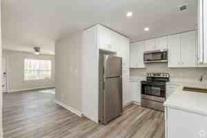 featured image of 910 E Davis Ave