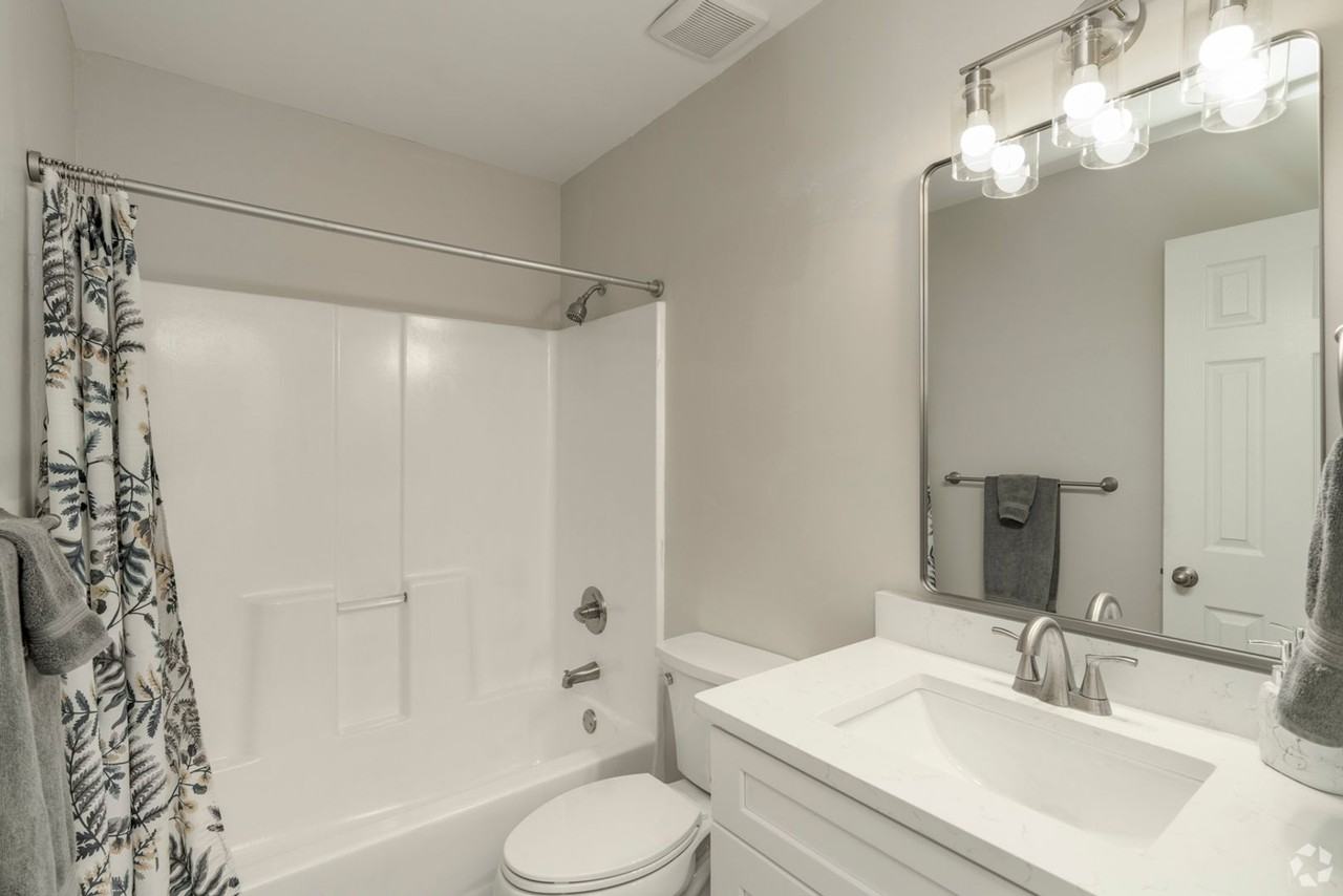 910 E Davis Ave - Photo 4 of 11