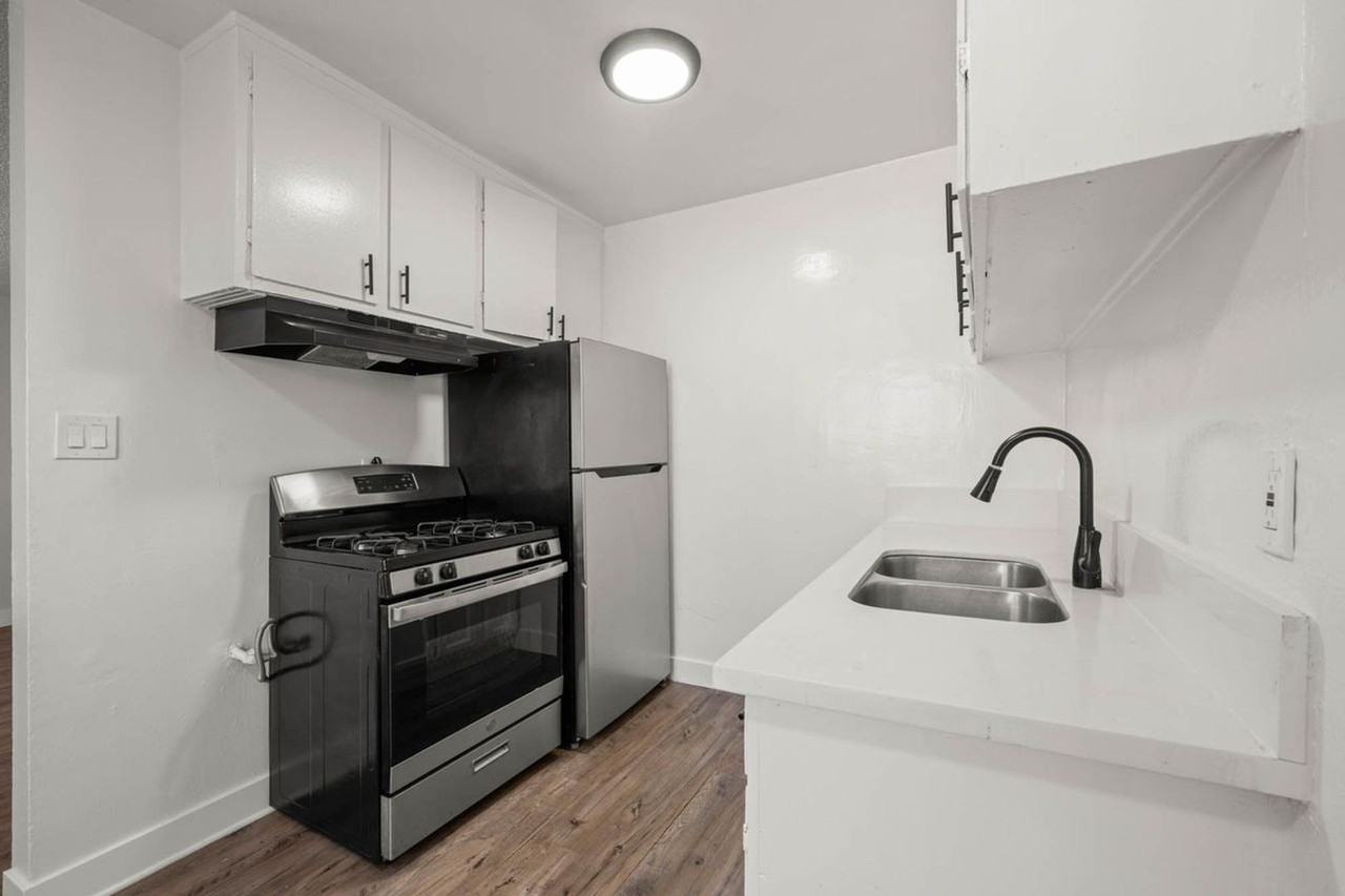 634 W. 92nd Street - Photo 3 of 33