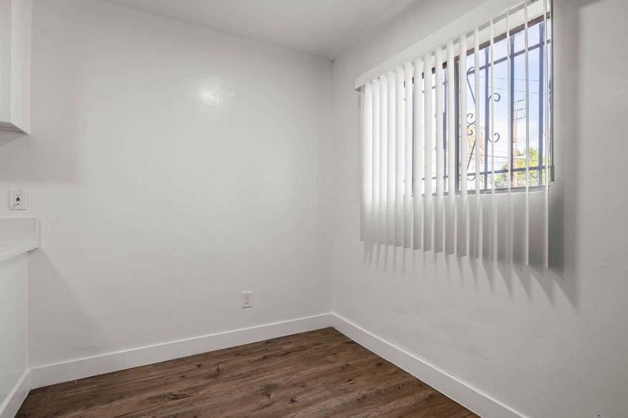 634 W. 92nd Street - Photo 6 of 33