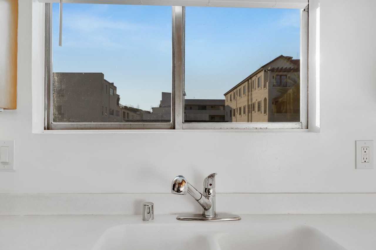 432 N Palm Dr - Photo 7 of 46