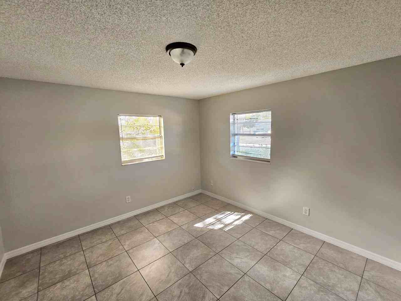 2584 Seneca Ave - Photo 4 of 16