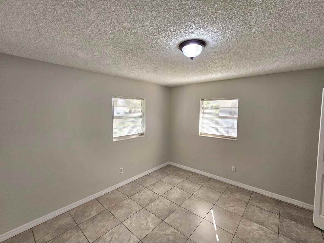 2584 Seneca Ave - Photo 6 of 16