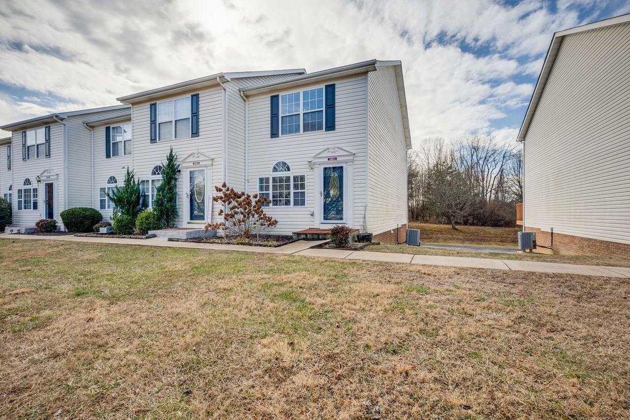 220 Amanda Ln - Photo 2 of 25