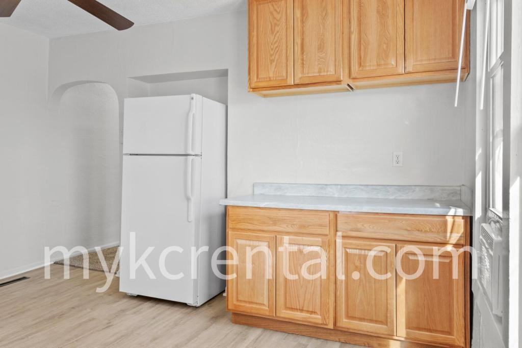 1129 Hasbrook Ave - Photo 6 of 30