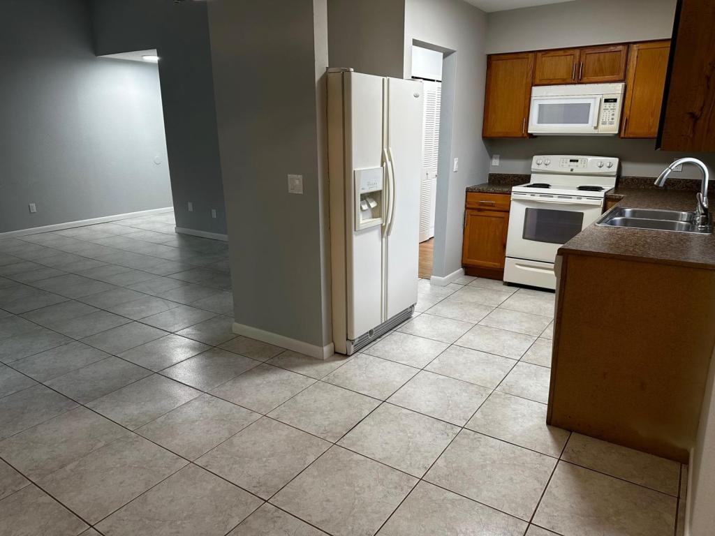 44 N Fairfax Ave - Photo 7 of 10