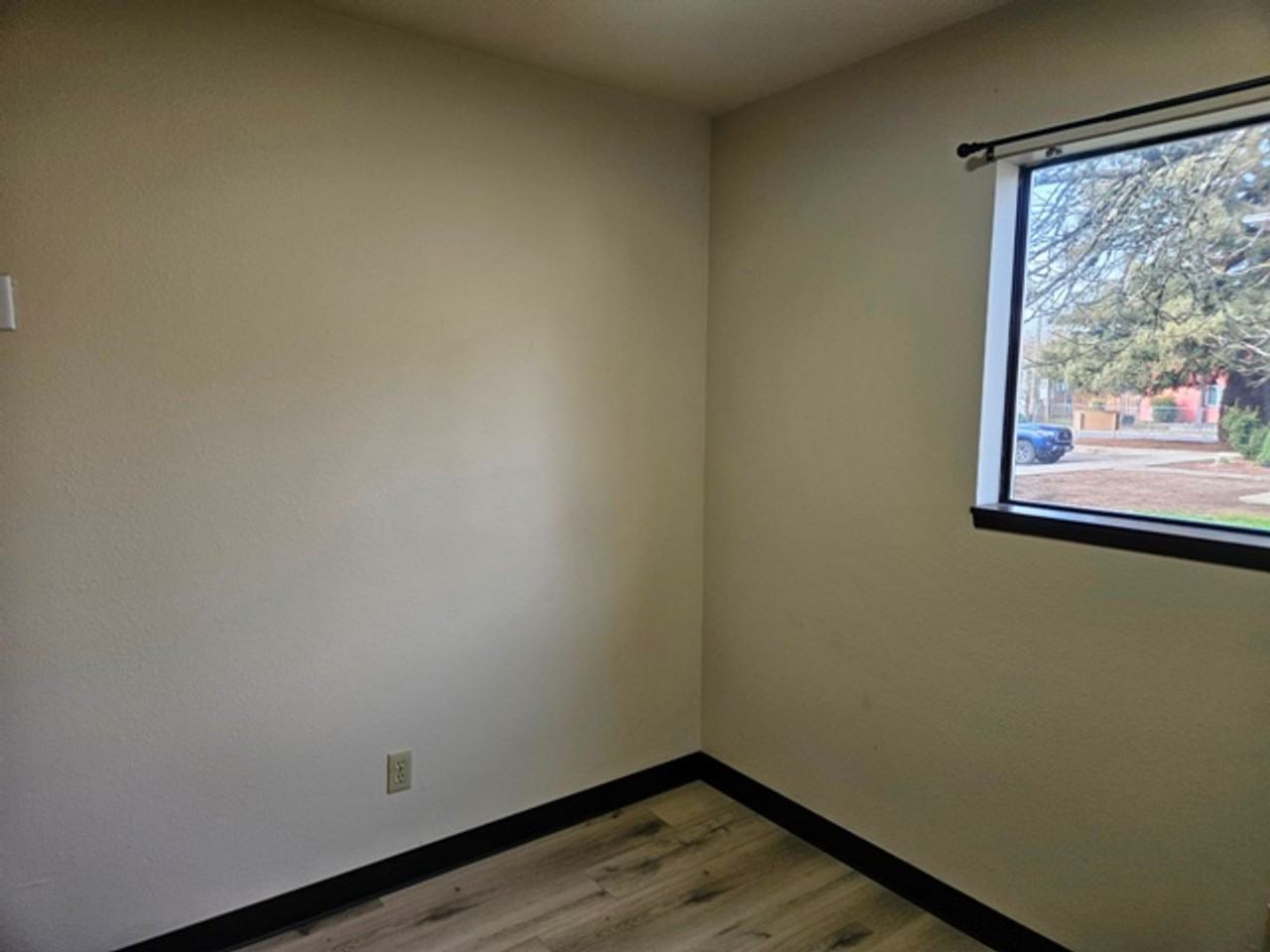 srsl01* - Photo 4 of 33