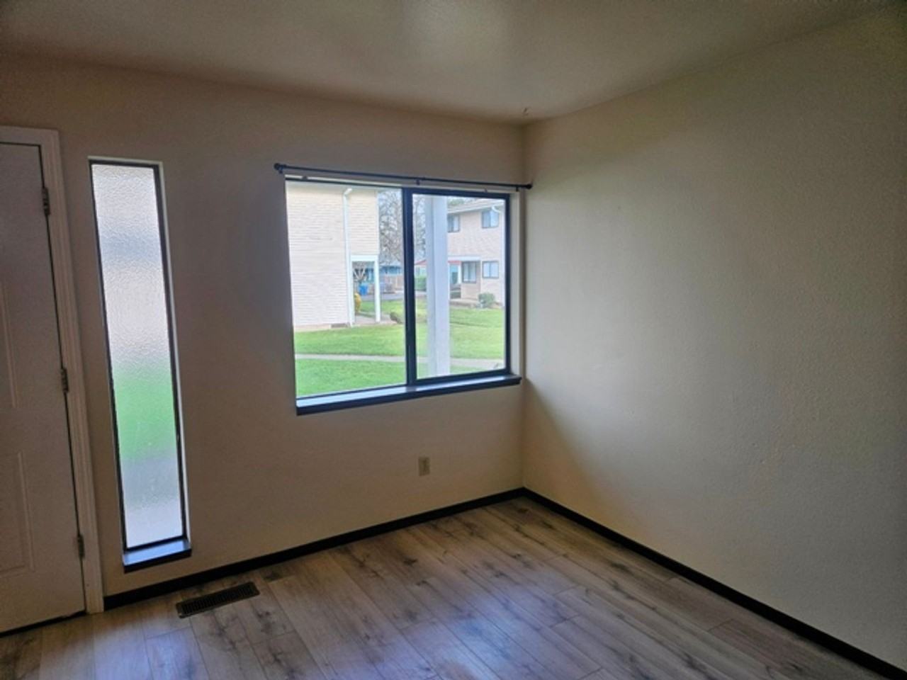 srsl01* - Photo 5 of 33