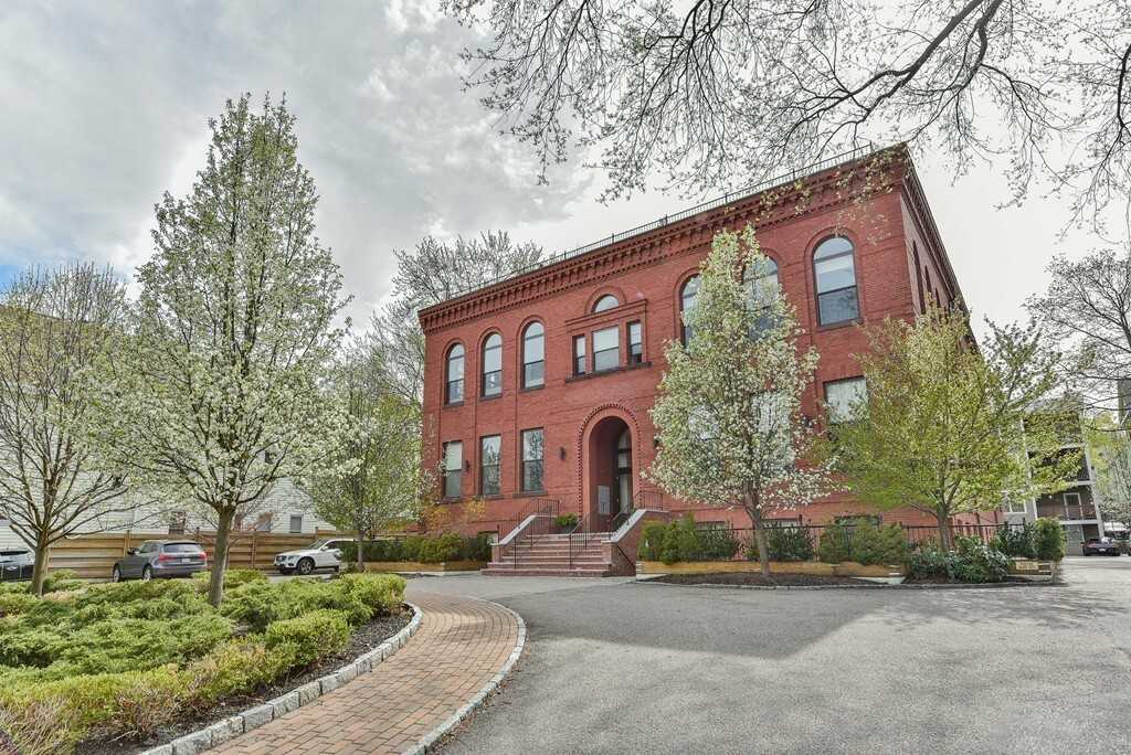 11 Wyman St #2D - Photo 2 of 33