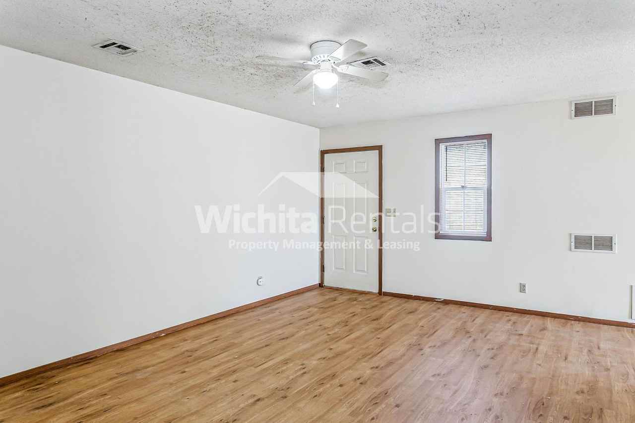 307 N Zachary Dr - Photo 2 of 11