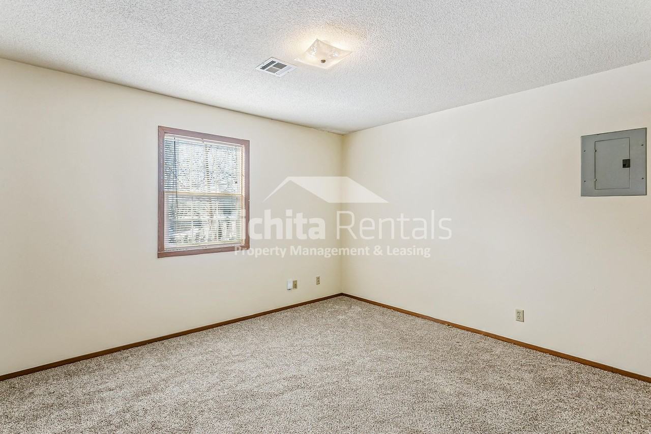 307 N Zachary Dr - Photo 5 of 11