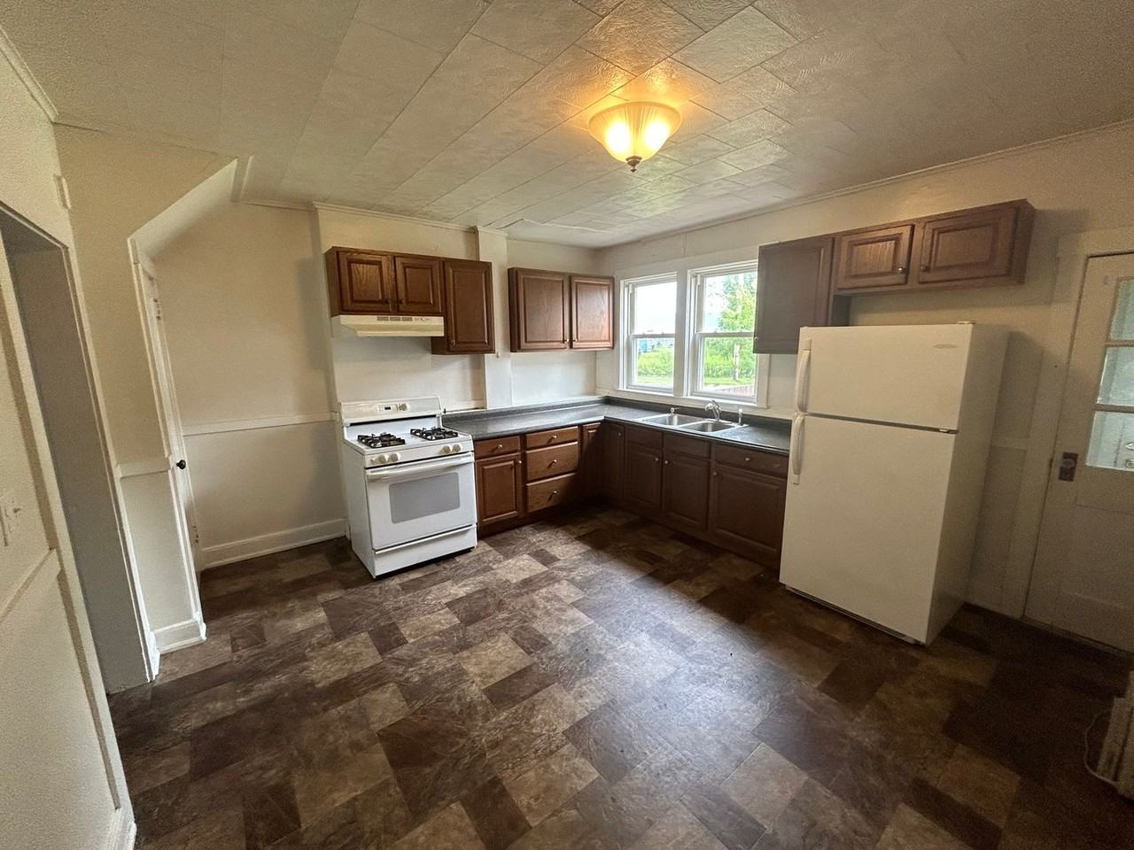 1673 W 15th St - Photo 2 of 9