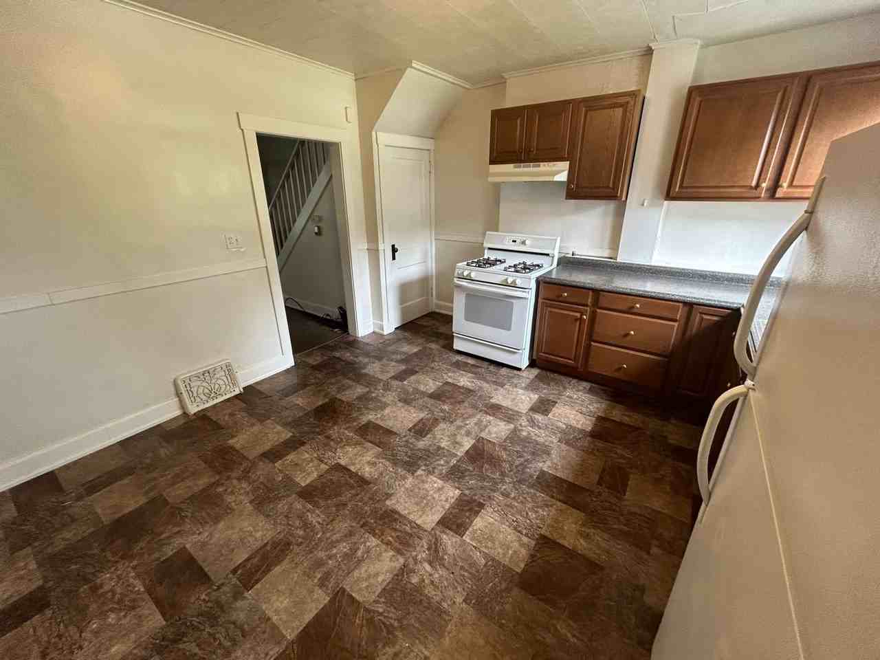 1673 W 15th St - Photo 3 of 9