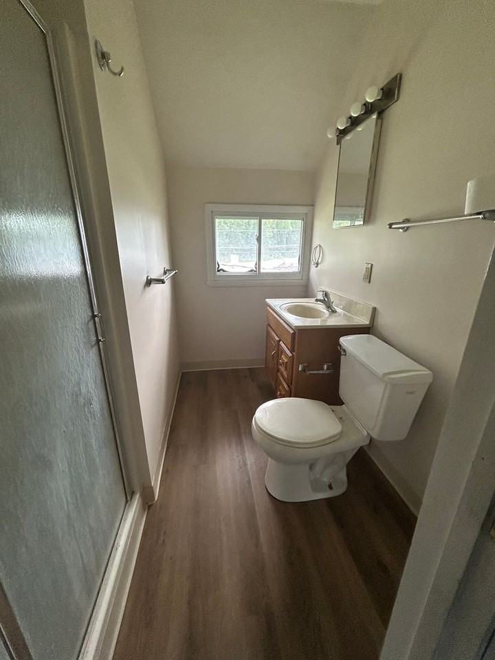 1673 W 15th St - Photo 4 of 9