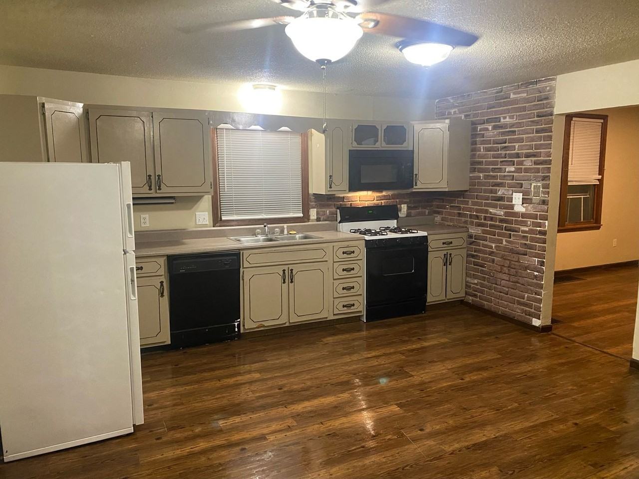 234 Hobart St - Photo 4 of 13