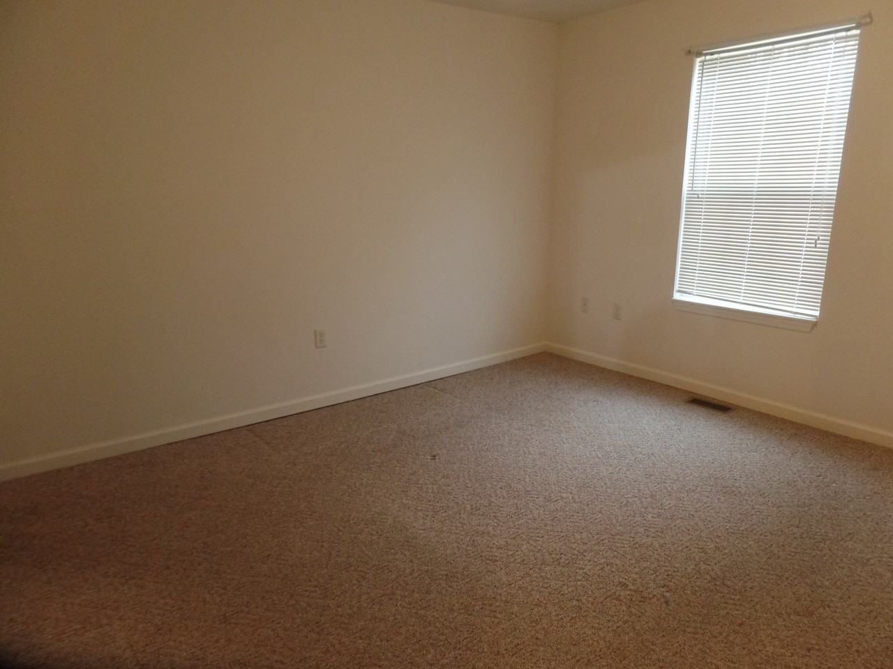 5505 N Clinton St - Photo 6 of 9