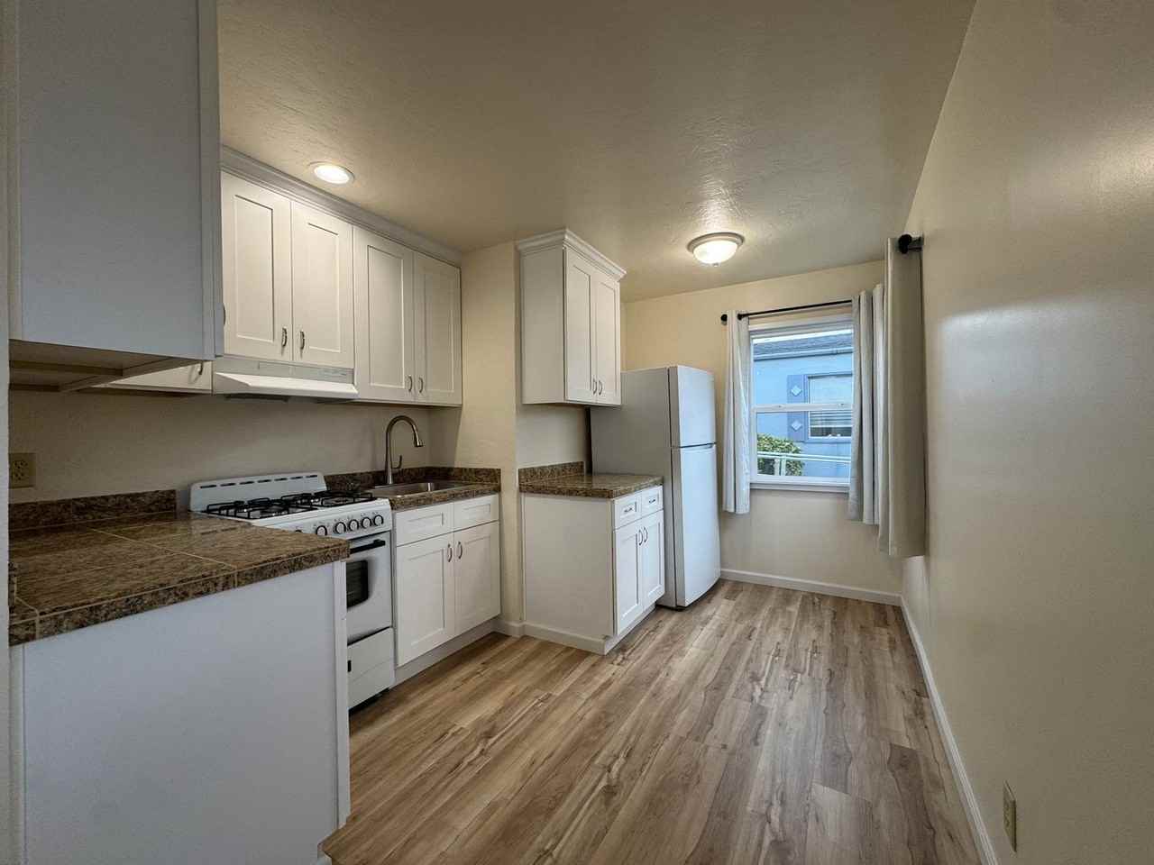 241 W Hawthorne St - Photo 2 of 9