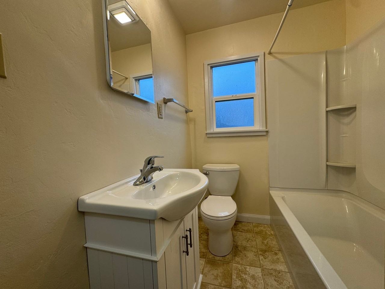 241 W Hawthorne St - Photo 3 of 9