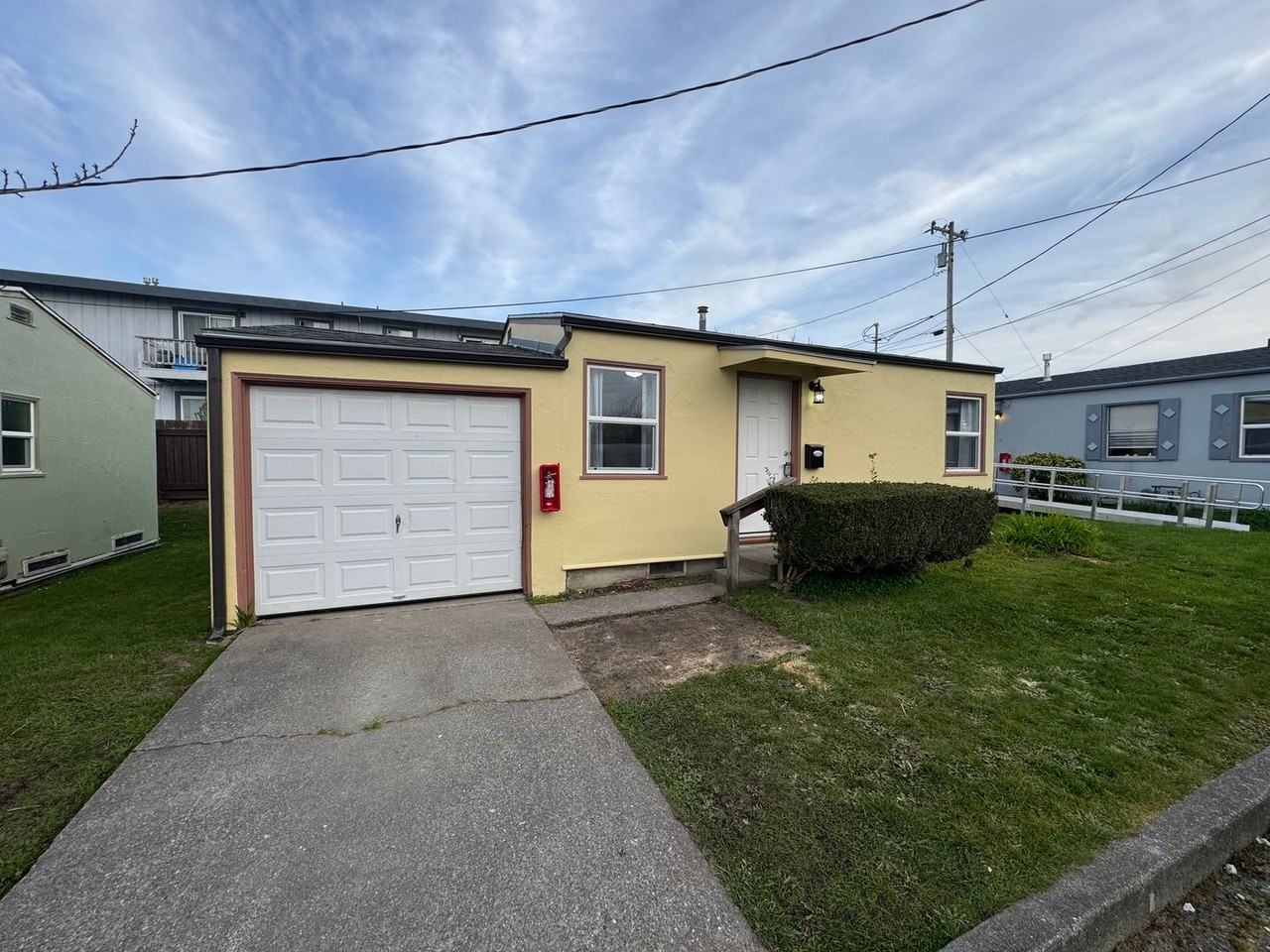 241 W Hawthorne St - Photo 4 of 9