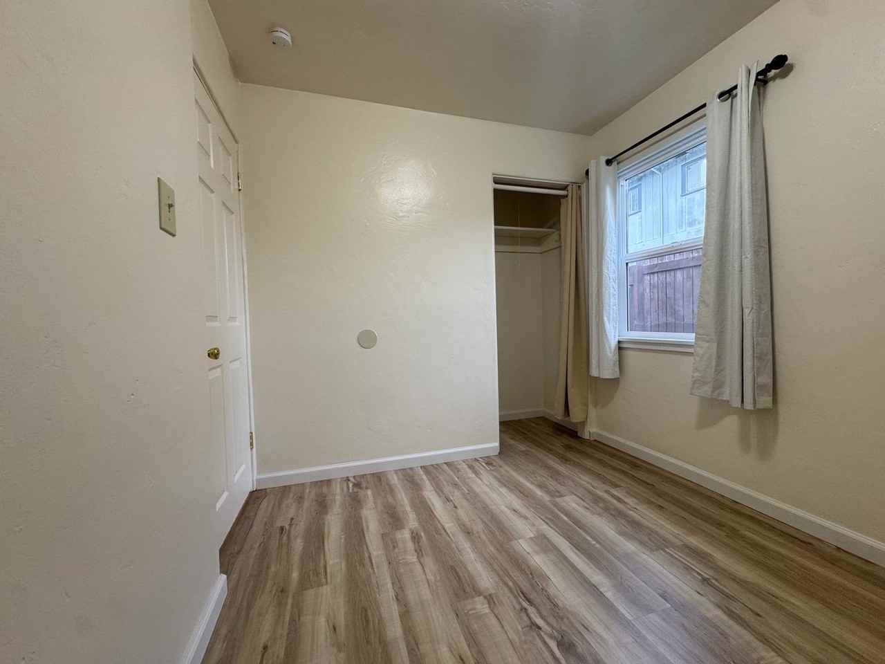 241 W Hawthorne St - Photo 5 of 9