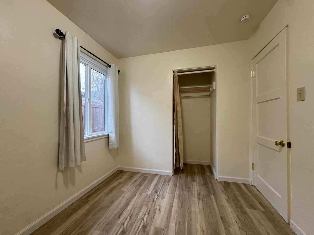 241 W Hawthorne St - Photo 6 of 9