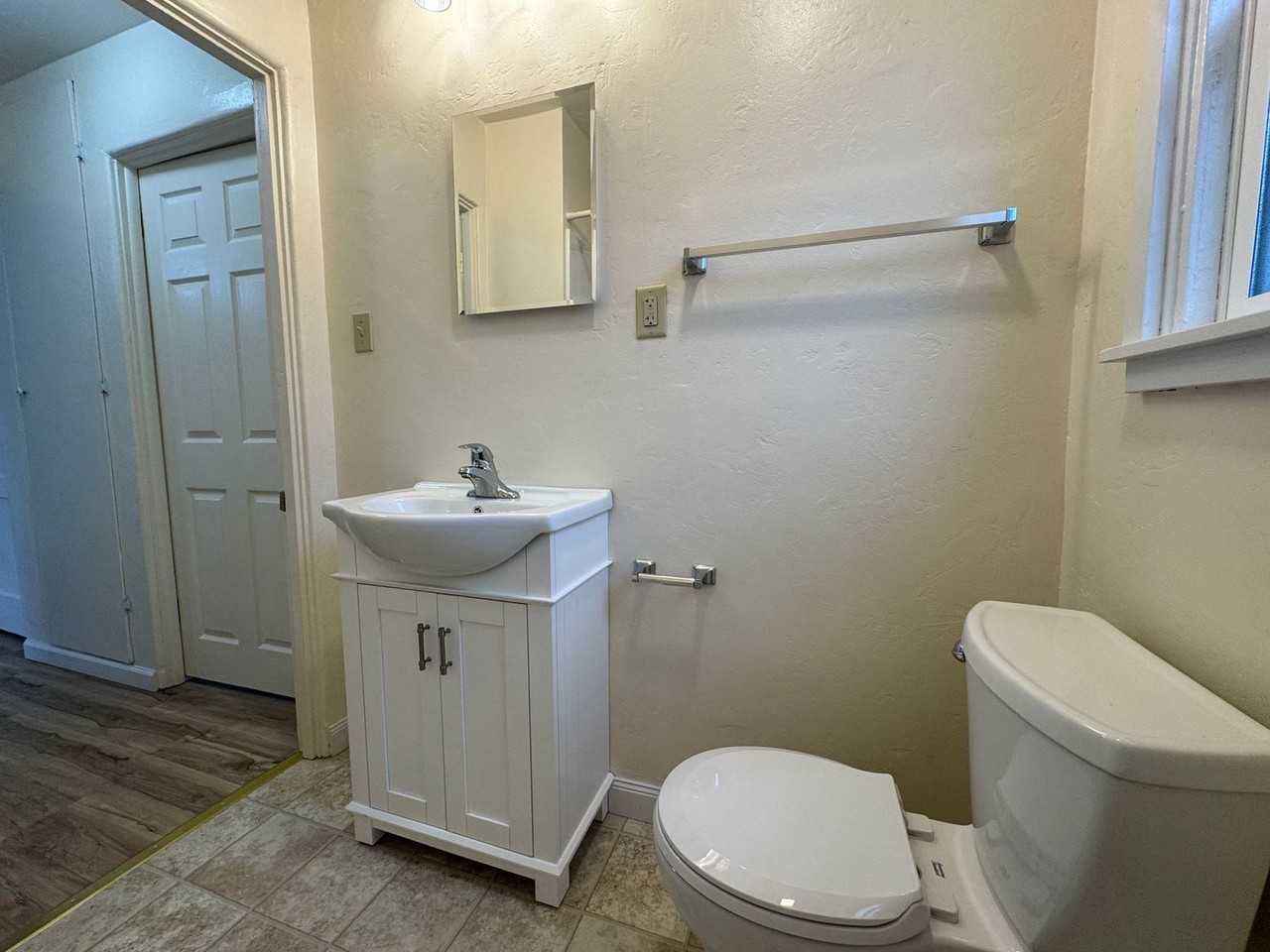 241 W Hawthorne St - Photo 7 of 9