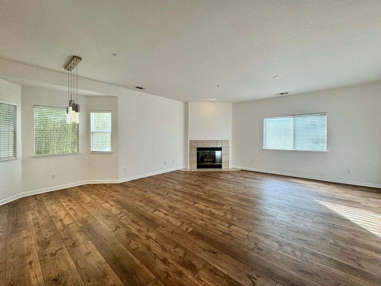 1885 Seville Dr - Photo 4 of 38