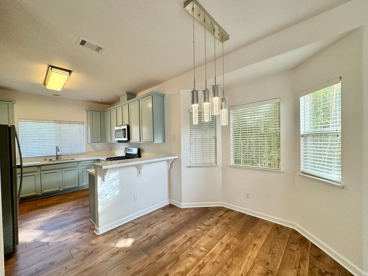 1885 Seville Dr - Photo 6 of 38