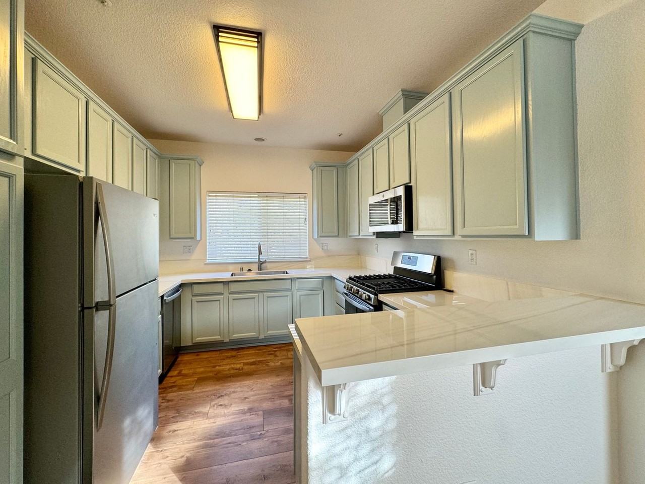 1885 Seville Dr - Photo 7 of 38