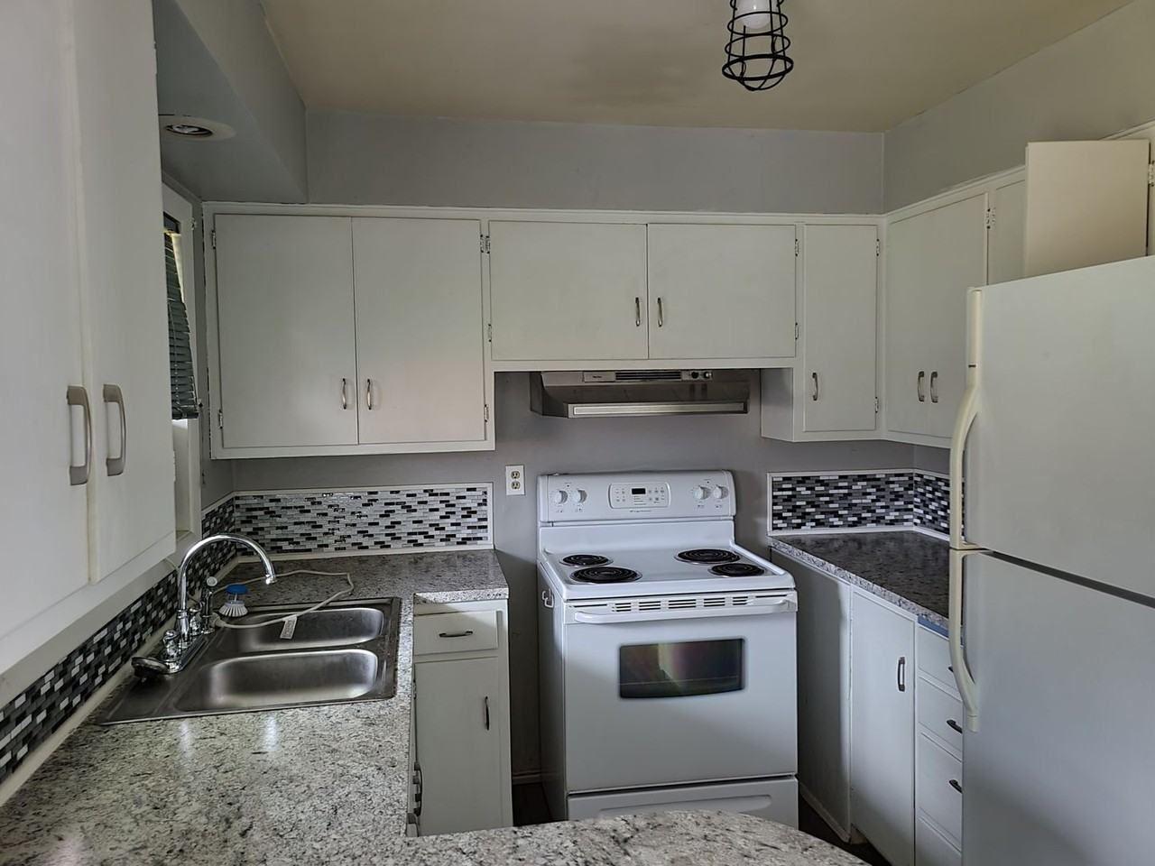 2463 Laralee St - Photo 2 of 6