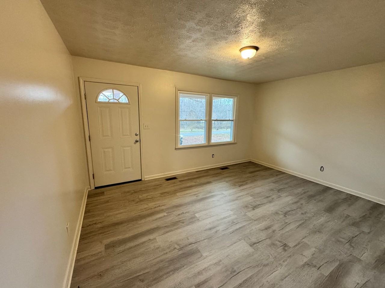 217 Bridges Cir - Photo 3 of 21