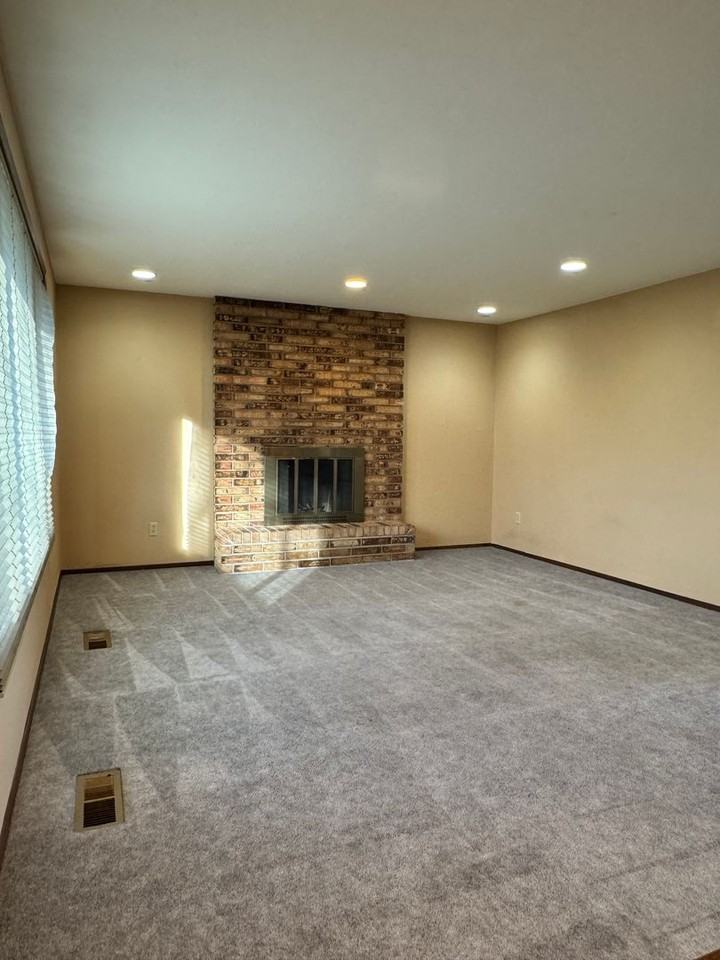 407 N 58th Ave - Photo 2 of 22