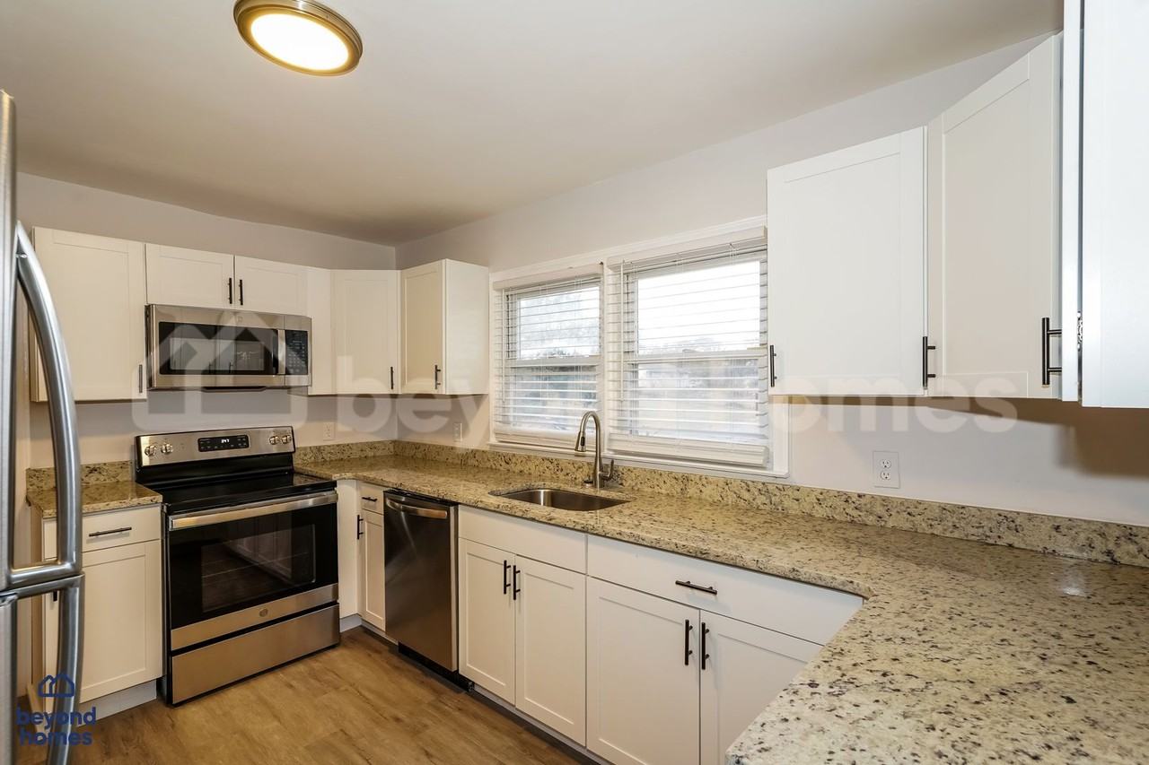 916 Julian Rd - Photo 5 of 19