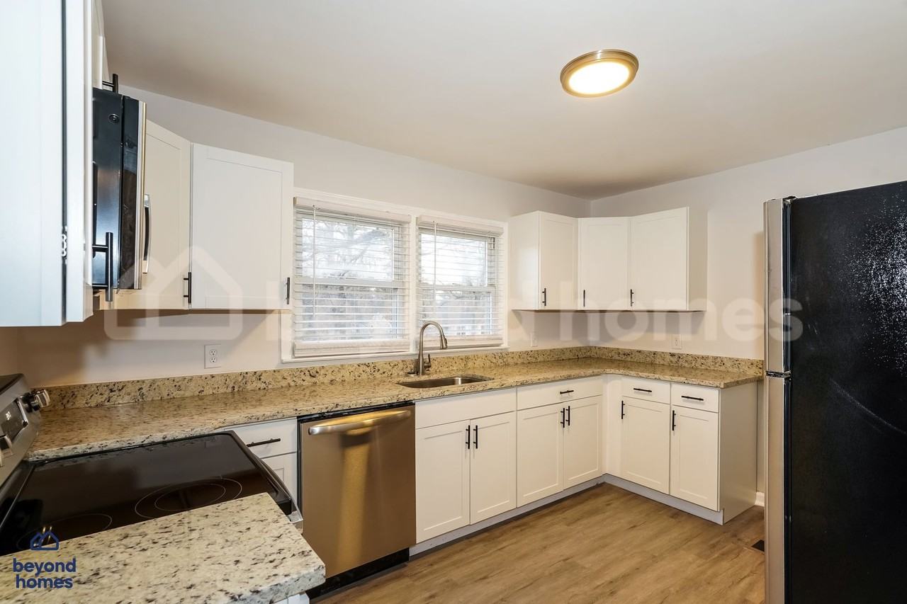 916 Julian Rd - Photo 6 of 19