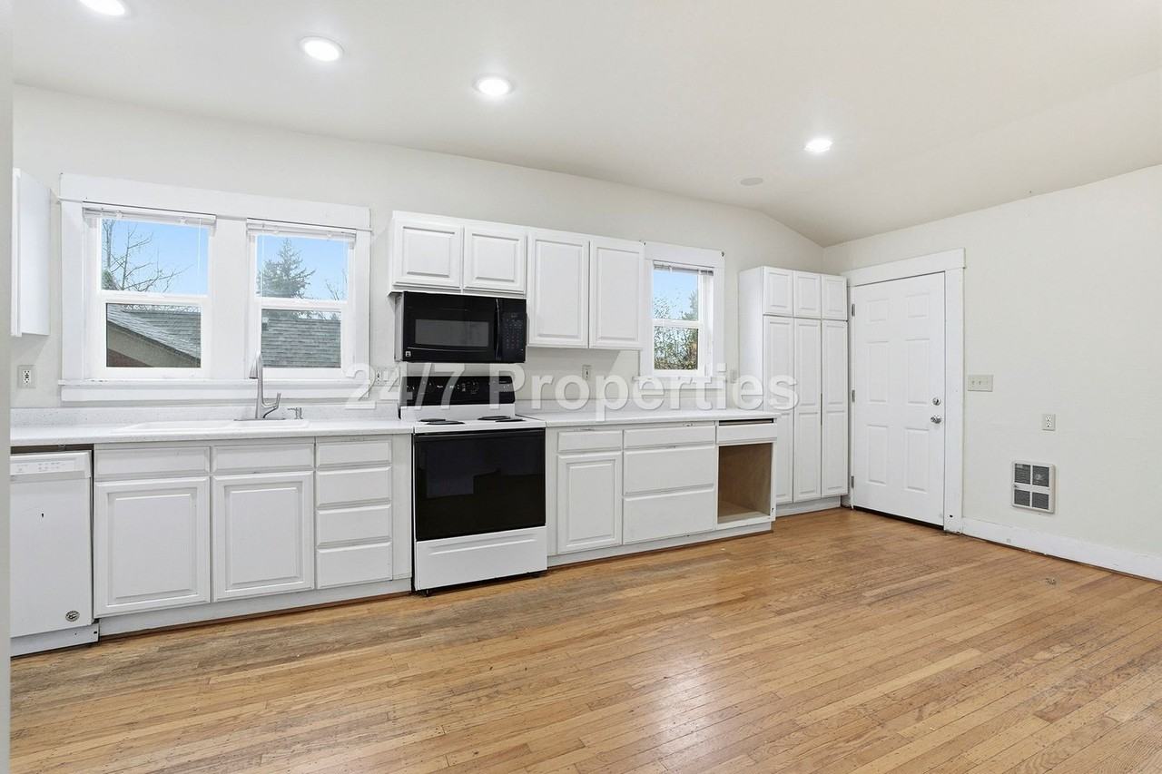 3320 Se 54th Ave - Photo 7 of 31