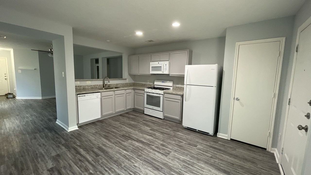 12211 Windsor Bay Ct - Photo 3 of 16