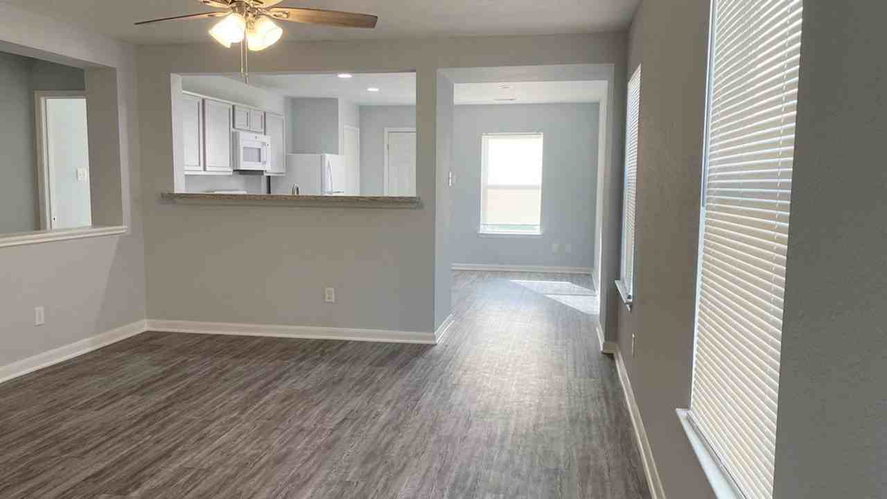 12211 Windsor Bay Ct - Photo 4 of 16