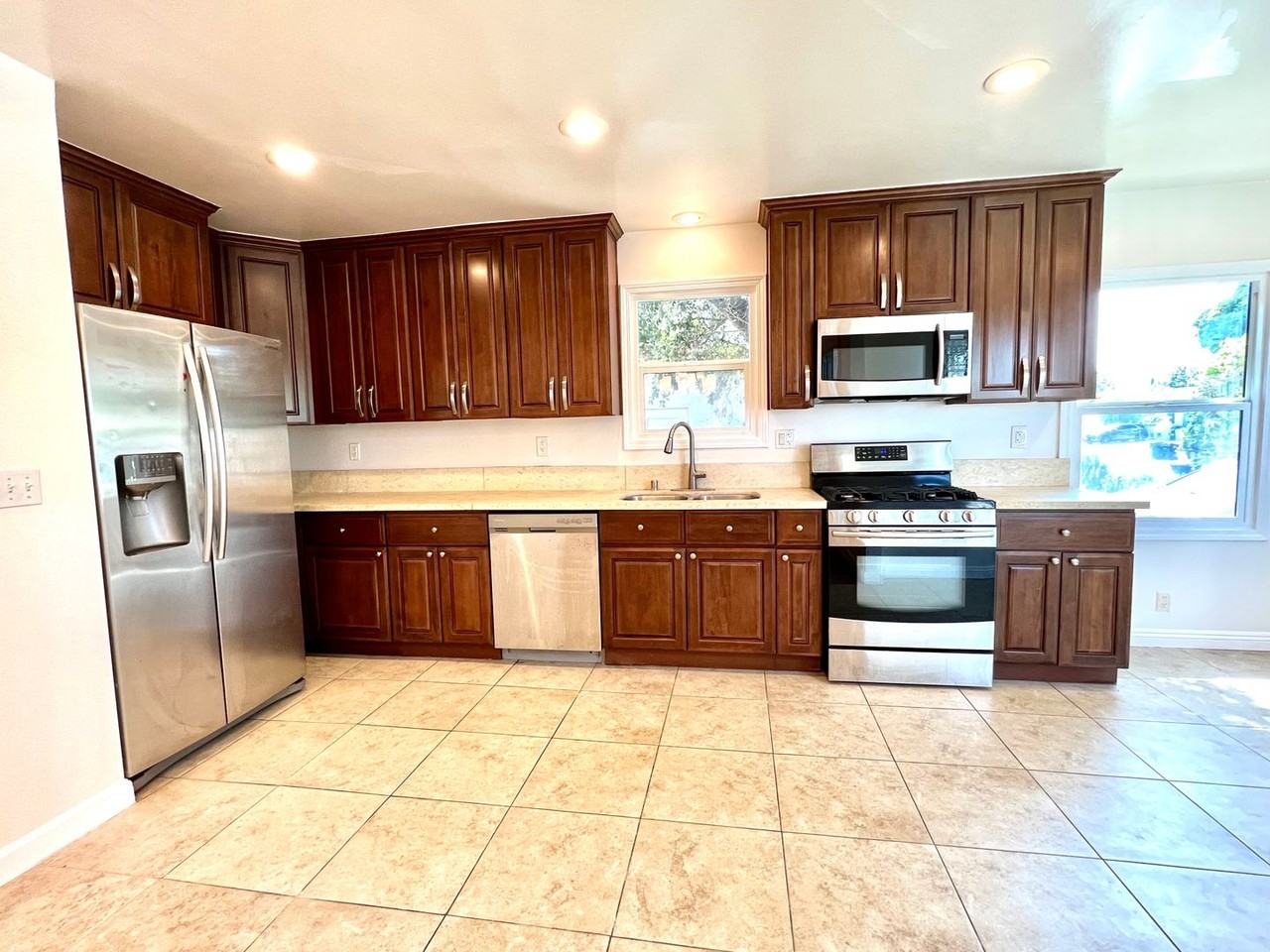 2756 Federal Ave - Photo 5 of 15