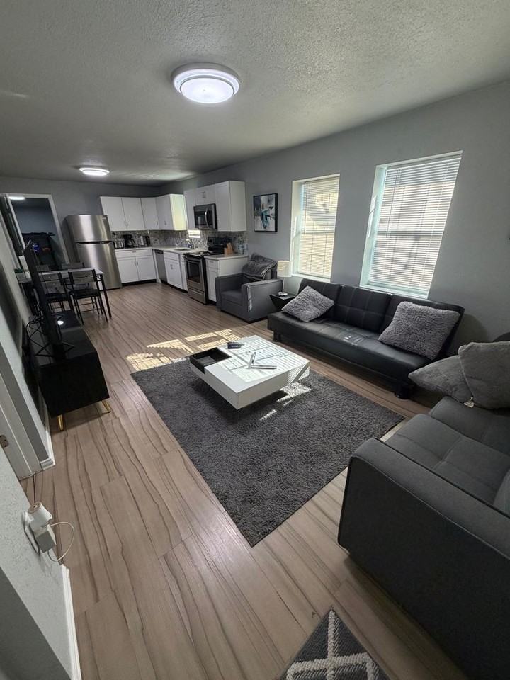 813 S Birmingham Ave - Photo 3 of 6