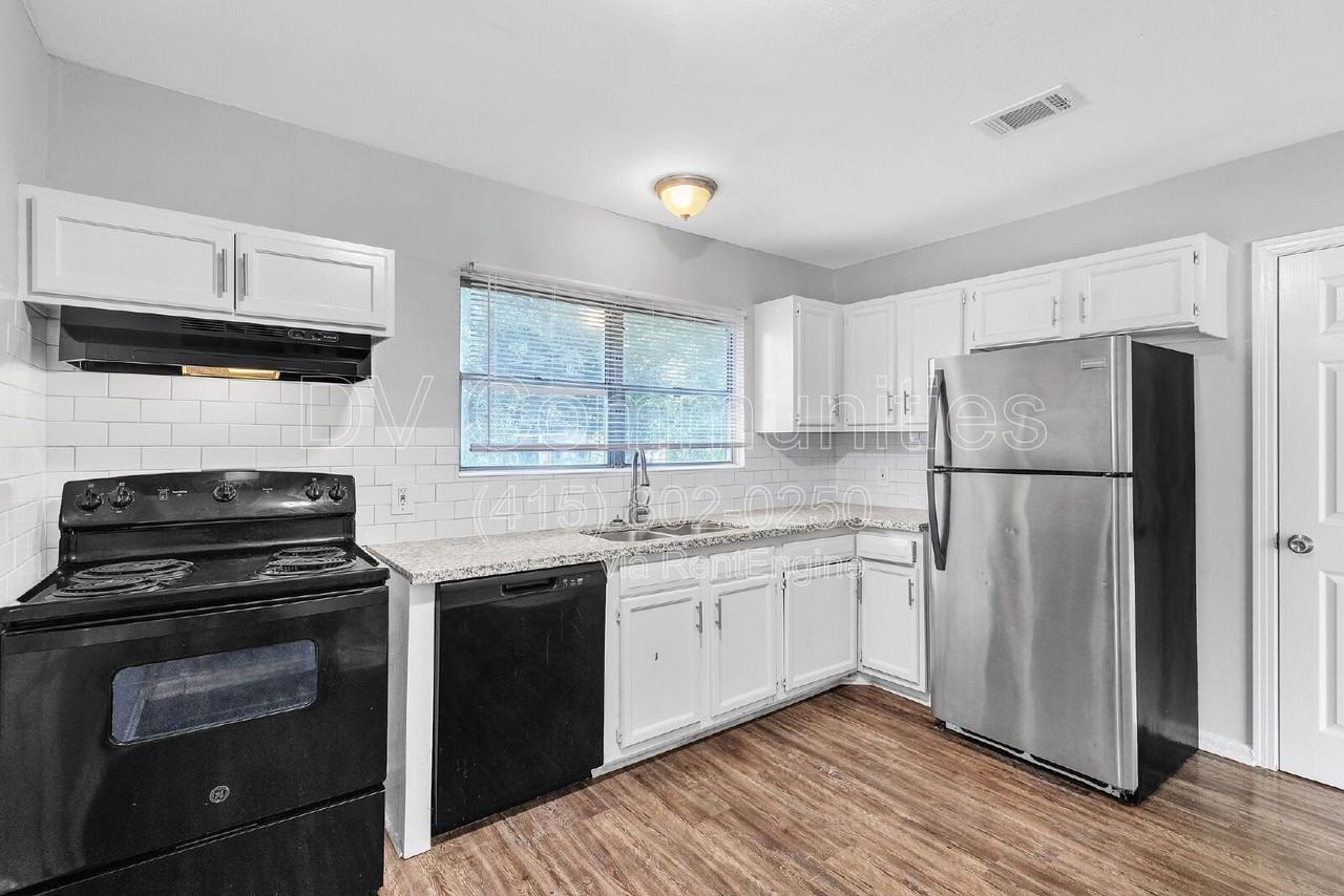 6419 Belarbor St - Photo 4 of 33