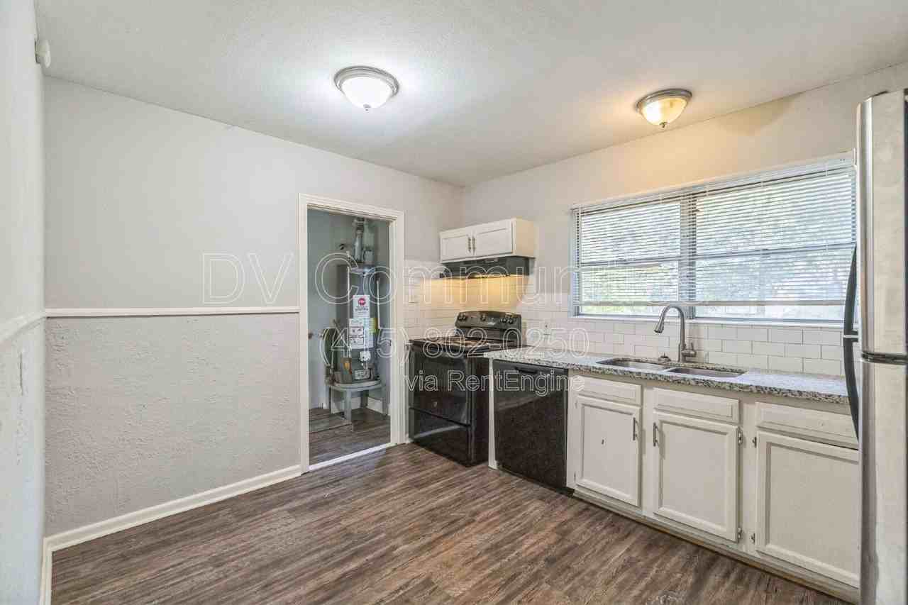 6419 Belarbor St - Photo 6 of 33