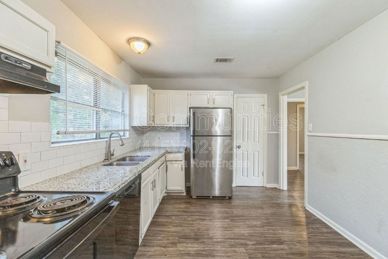 6419 Belarbor St - Photo 7 of 33