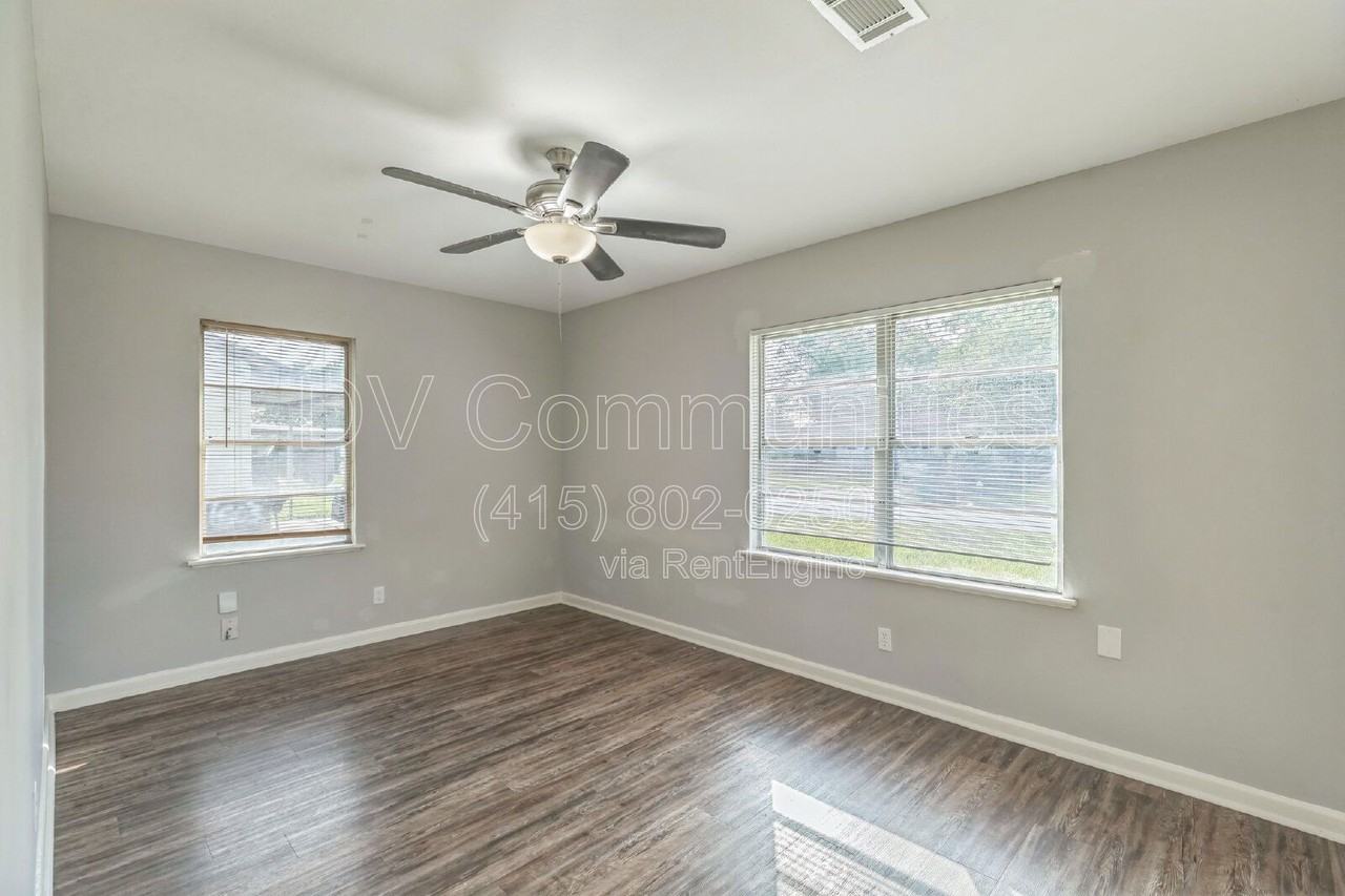 6419 Belarbor St - Photo 6 of 33