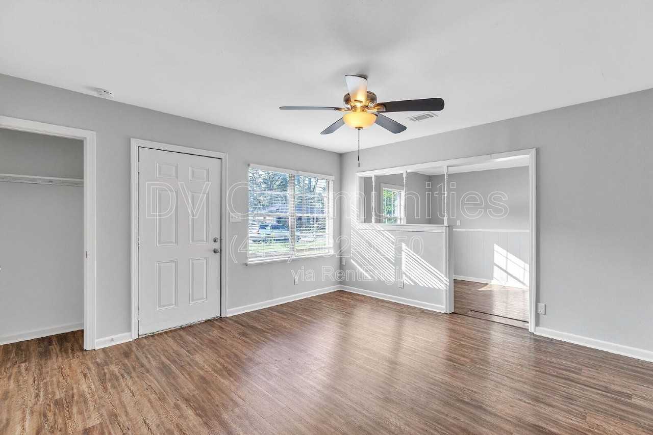 6419 Belarbor St - Photo 4 of 33