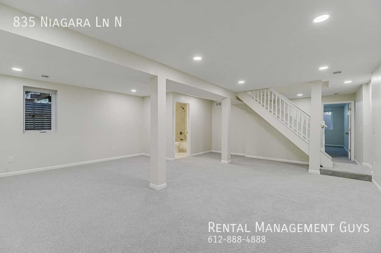 835 Niagara Ln N - Photo 2 of 33