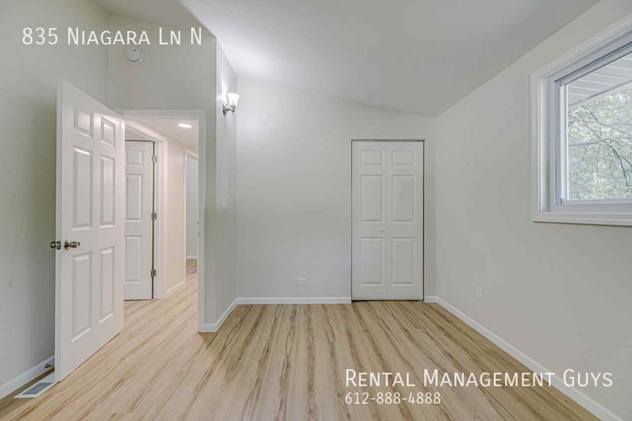 835 Niagara Ln N - Photo 3 of 33