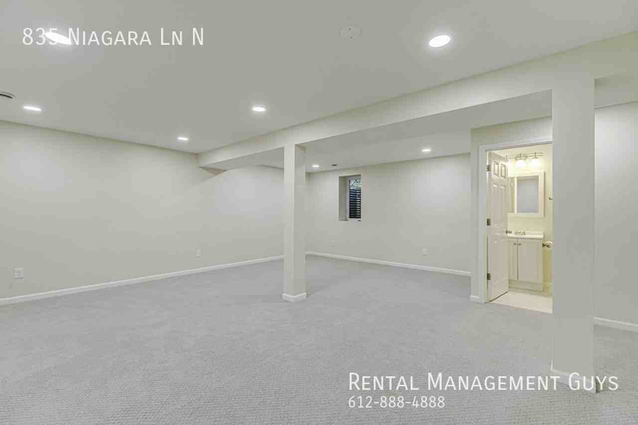 835 Niagara Ln N - Photo 5 of 33