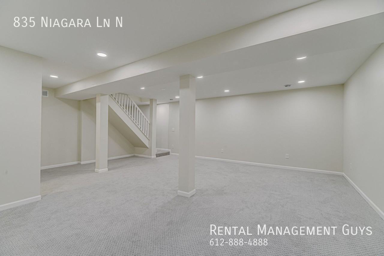 835 Niagara Ln N - Photo 7 of 33
