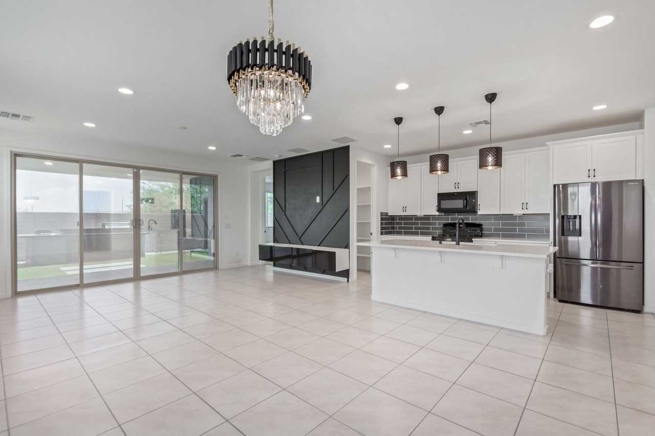 4345 N 196th Ave - Photo 5 of 34